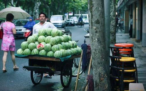 女子路边吃瓜,女子路边悠闲品尝，诠释夏日休闲生活