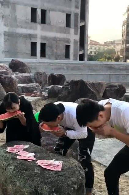 玩具拿钱吃瓜,吃瓜群众乐翻天