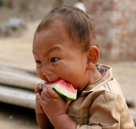 小男孩吃瓜,小男孩的欢乐食瓜时光