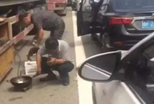 女孩堵车吃瓜视频,意外走红网络