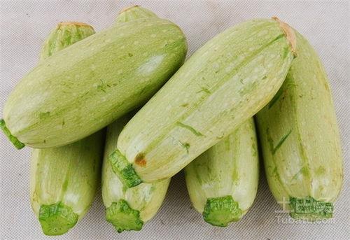 吃瓜小便多,揭秘小便增多背后的秘密