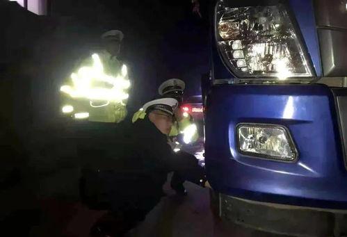 滕州押车吃瓜,围观群众“吃瓜”背后的社会现象解析